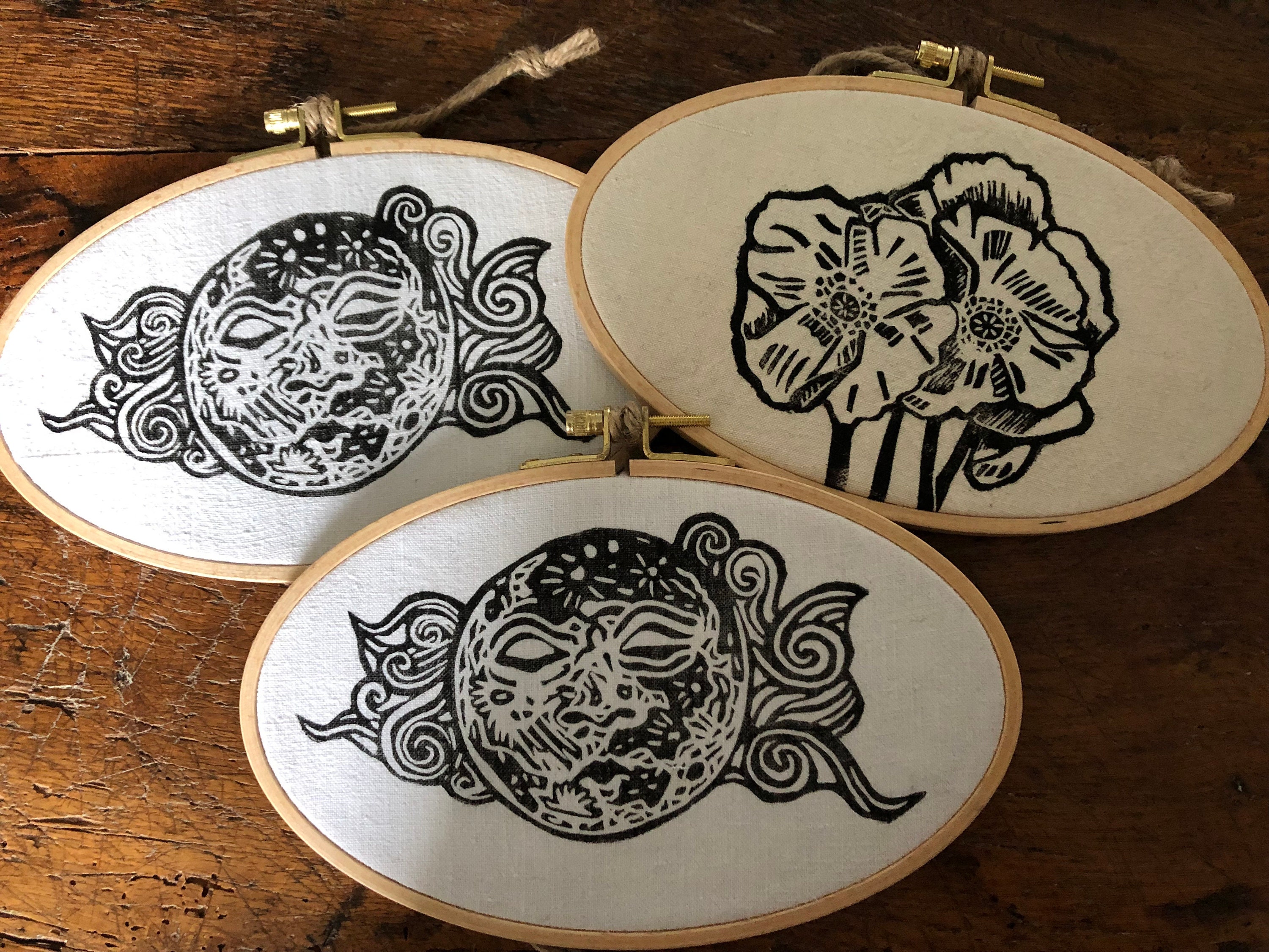 Suspension Tambour à Broder Linogravée