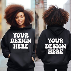 Könnte beinhalten: Schwarzer Kapuzenpullover mit dem weißen Text "YOUR DESIGN HERE" auf der Vorder- und Rückseite. Der Hoodie hat eine Vordertasche und eine Kapuze. Das Model trägt den Hoodie.