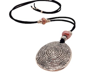 Colgante espiral étnico de plata, medallón con forma de huella, cadena de cuero ajustable, joyería española hecho a mano, boho, porcelana.
