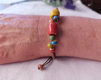 Buntes handgefertigtes Keramikarmband, Porzellanperlenarmband mit verstellbarem Verschluss, Boho-Armband, handgefertigter spanischer Schmuck, Geschenk für Freunde