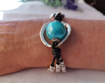 Pulsera plata de cuentas de zamak, brazalete azul turquesa plateada, pulsera boho de cuero, regalo mujer, joyería española, boho.