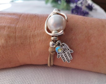 Pulsera de cuero, brazalete perla blanca, pulsera mano de Fátima, pulsera amuleto de cuero, joyería española boho, regalo mujer.