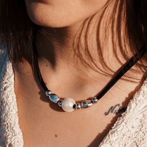 Silberne Halskette, Perlenanhänger, Boho-Anhänger mit Zamakperlen und Leder, Geschenk für Frau, Geschenk für Mutter, spanischer Schmuck,