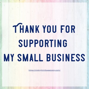 Pode incluir: Um gr&aacute;fico azul e branco em um fundo de gr&atilde;o de madeira que diz "Obrigado por apoiar meu pequeno neg&oacute;cio" com o endere&ccedil;o do site "https://midnightmilkweed.etsy.com/" abaixo.