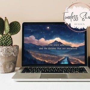 Può includere: Un computer portatile con un'immagine di sfondo blu scuro di una città di notte con montagne in lontananza. Il testo "To the stars who listen and the dreams that are answered" è visualizzato sullo schermo.