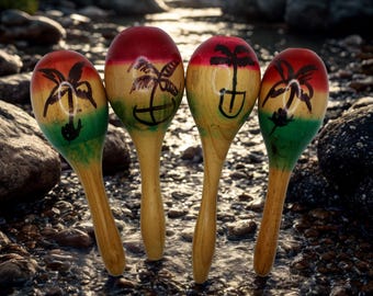 Par de maracas de madera hechas a mano, pequeñas maracas tropicales, diseño de palmeras playeras. Maracas de madera. Maracas de madera hechas a mano. Maracas mexicanas.