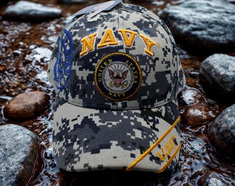 アメリカ海軍の帽子。退役軍人章と迷彩レタリング入りのミリタリー