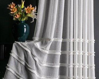 Tenda trasparente con nappe in lino bianco: arredamento moderno per la casa
