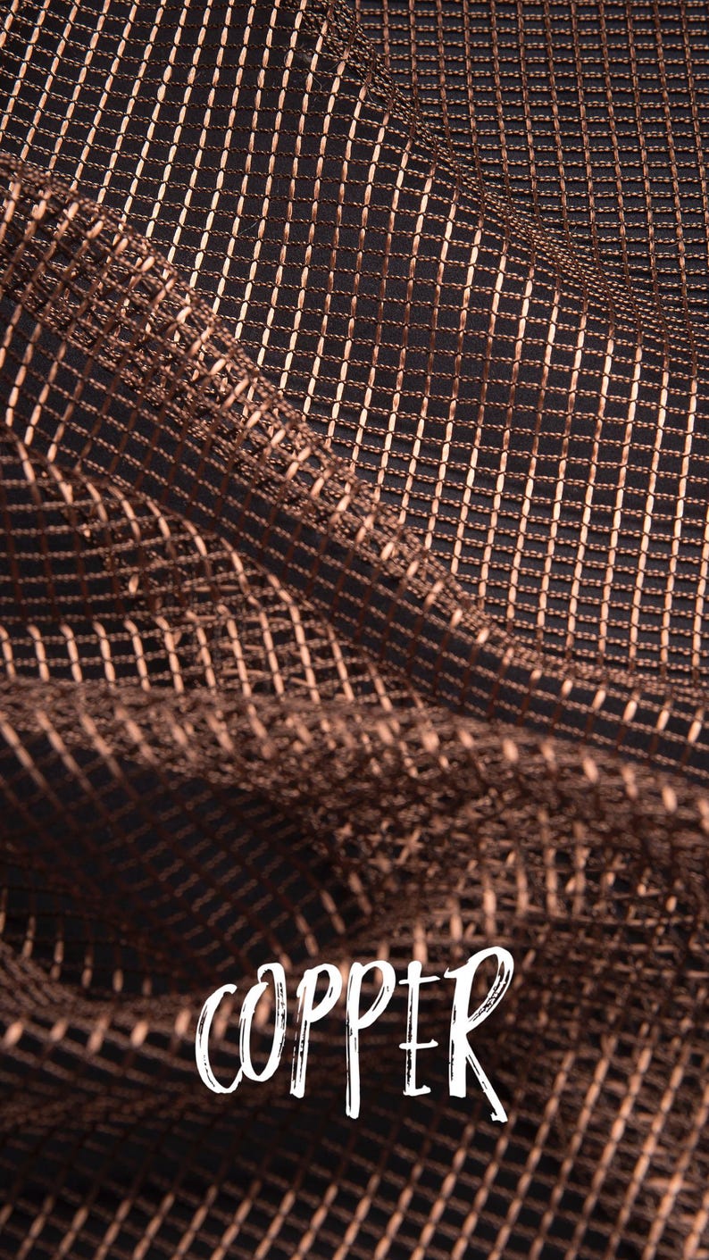 Pode incluir: Close-up de um tecido cor de cobre com um padr&atilde;o em forma de grade. O material est&aacute; drapeado, criando sombras e destaques. A palavra "COPPER" est&aacute; escrita em branco na parte inferior da imagem.