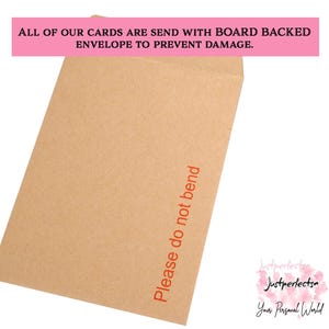 Op de afbeelding: Een bruine papieren envelop met de tekst "Please do not bend" in rood gedrukt op de voorkant.