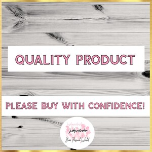 Op de afbeelding: Een witte achtergrond met een houtnerfstructuur. De tekst "QUALITY PRODUCT" staat in roze letters met een zwarte omtrek. Onder de tekst staat de zin "PLEASE BUY WITH CONFIDENCE!" in roze letters met een zwarte omtrek. Een witte cirkel met een roze aquarelontwerp bevat de tekst "Justperfectsn" en "Your Personal World" in zwarte letters.