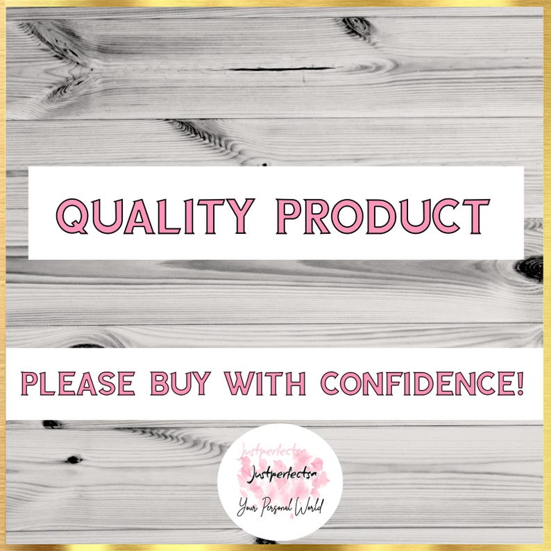 Op de afbeelding: Een witte achtergrond met een houtnerfstructuur. De tekst "QUALITY PRODUCT" staat in roze letters met een zwarte omtrek. Onder de tekst staat de zin "PLEASE BUY WITH CONFIDENCE!" in roze letters met een zwarte omtrek. Een witte cirkel met een roze aquarelontwerp bevat de tekst "Justperfectsn" en "Your Personal World" in zwarte letters.