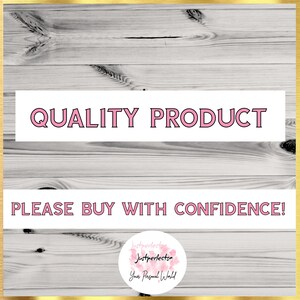 Pu&ograve; includere: Uno sfondo bianco con una texture di legno rosa. Il testo "QUALITY PRODUCT" &egrave; in rosa con un contorno nero. Sotto il testo c'&egrave; la frase "PLEASE BUY WITH CONFIDENCE!" in rosa con un contorno nero. Un cerchio bianco con un design ad acquerello rosa contiene il testo "Justperfectsa" e "Your Personal World".