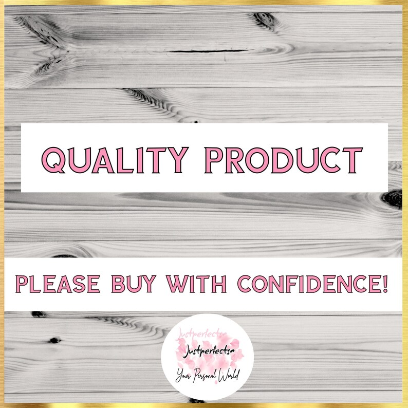Pu&ograve; includere: Uno sfondo bianco con una texture di legno rosa. Il testo "QUALITY PRODUCT" &egrave; in rosa con un contorno nero. Sotto il testo c'&egrave; la frase "PLEASE BUY WITH CONFIDENCE!" in rosa con un contorno nero. Un cerchio bianco con un design ad acquerello rosa contiene il testo "Justperfectsa" e "Your Personal World".