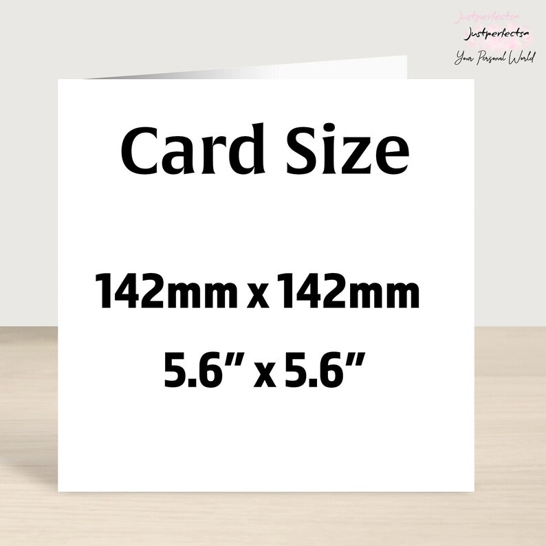 Pu&ograve; includere: Carta bianca con testo nero che dice "Card Size" e le dimensioni "142 mm x 142 mm" e "5,6" x 5,6"