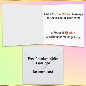 Pu&ograve; includere: Un biglietto bianco con un messaggio che indica la possibilit&agrave; di aggiungere un messaggio stampato personalizzato all'interno del biglietto o di lasciarlo vuoto per scrivere un messaggio in seguito. Sotto il biglietto &egrave; mostrata una busta bianca con il testo "Busta bianca premium gratuita per ogni biglietto".