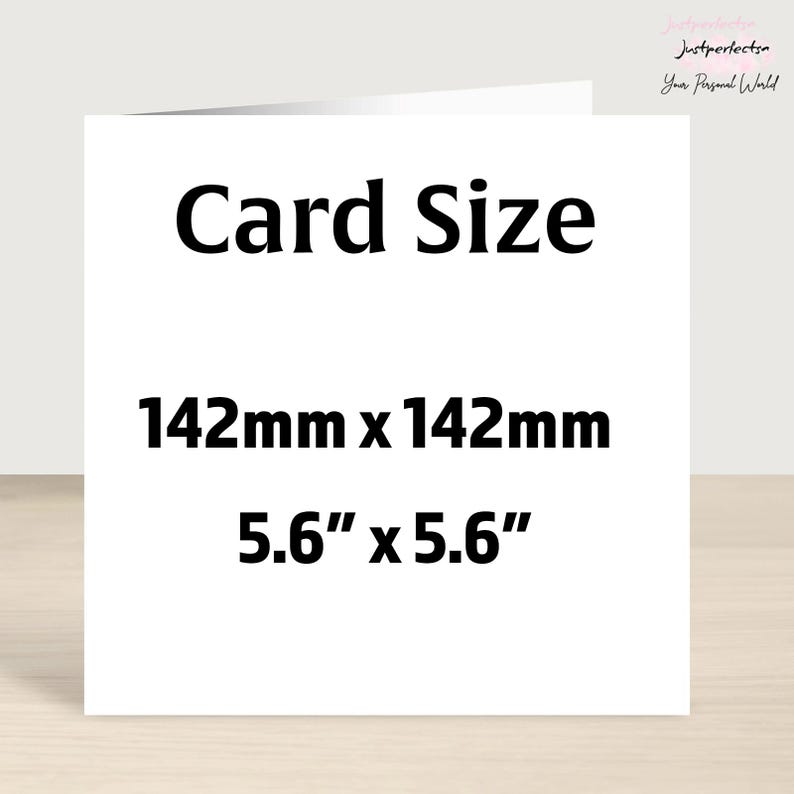 Op de afbeelding: Witte kaart met zwarte tekst "Card Size" en de afmetingen "142 mm x 142 mm" en "5,6" x 5,6"