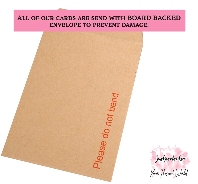 Pu&ograve; includere: Una busta di cartone marrone con il testo "Please do not bend" stampato in rosso sul lato. La busta viene utilizzata per proteggere le carte dai danni durante la spedizione.