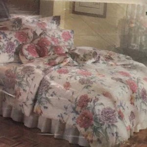 Vintage vårmade dubbellakan. Strykfritt. Blommigt tyg. Nytt i förpackningen.