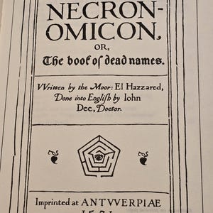 El Necronomicón: El libro de los nombres muertos George Hay (editor) H.P. Lovecraft interés tapa dura