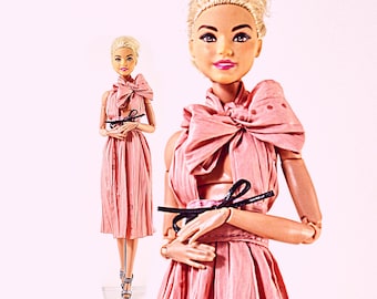 Roze jurk met strik | PIPDOLLS | Kleding voor verzamelaarspoppen