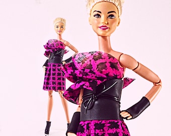 Roze zwarte jurk met ruches en riem van imitatieleer | PIJPOLLEN | Designerpop-outfit