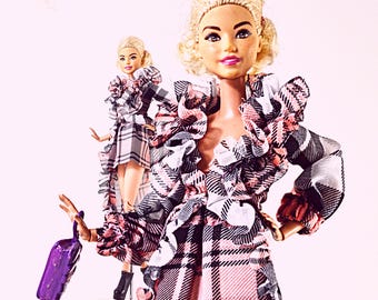 Geruite roze jas en rok met ruches | PIPDOLLS | Designer poppenoutfit