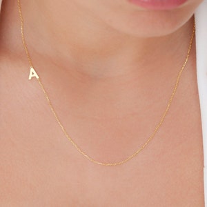 Collar con inicial lateral, collar con letras, collar con letras de plata de 925 quilates para esposa, novia, prometida, regalo de collar de bautismo, regalo de Navidad