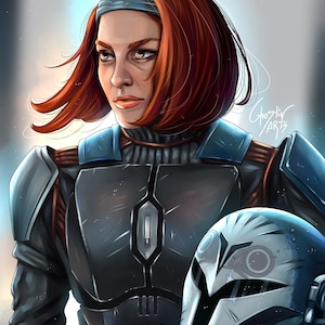 Puede incluir: Una mujer con cabello rojo que lleva una armadura azul y gris sostiene un casco azul con un diseño blanco. El casco tiene una visera y un diseño circular en el lateral.