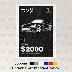 Op de afbeelding: Een zwart-witte illustratie van een Honda S2000 cabriolet sportwagen met het Japanse woord "Honda" in witte tekst boven de auto. De tekst "S2000" staat in wit onder de auto. De tekst "AP1 1st Generation 1999-2003 240hp" staat in wit onder de tekst "S2000". De achtergrond is zwart met een verweerde textuur. De afbeelding is omlijst met een witte rand.