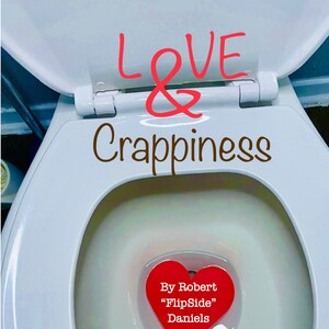 以下が含まれることがあります： 白いトイレのボウルに「LOVE & Crappiness」という文字が書かれています。ボウルの中には、「By Robert "FlipSide" Daniels」という文字が書かれた赤いハートがあります。