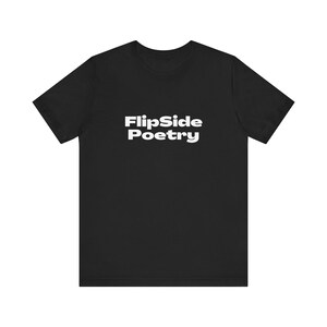 以下が含まれることがあります： 白文字で「FlipSide Poetry」と書かれた黒いTシャツ。
