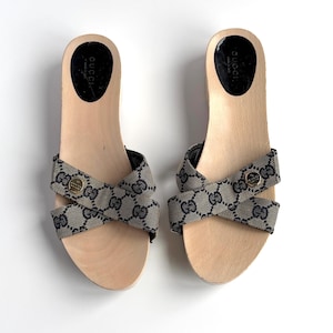 Gucci muiltjes/klompjes met monogram, houten schuifjes, beige/blauw, gekruiste bandjes, GG-logo, vintage Y2K (jaren 2000), maat 38,5 (UK 5,5).