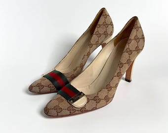 Gucci Pumps mit GG-Monogramm, beige-braun, Größe 38,5, Canvas, grün-rot gestreift, goldene Logoschnalle, Vintage-Stil (Y2K, 2000er Jahre)