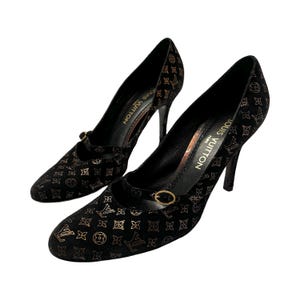 Louis Vuitton Salto Alto Logo Courts EU 38 UK 5 Monograma Mary Jane Bombas Preto Ouro LV Camurça Stiletto Vintage Autêntico Y2K