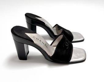 靴 CHANEL CC Print Mule Heels 2000s CHANEL Y2K Patent Leather Mules Silver CC Logo Butter Yellow