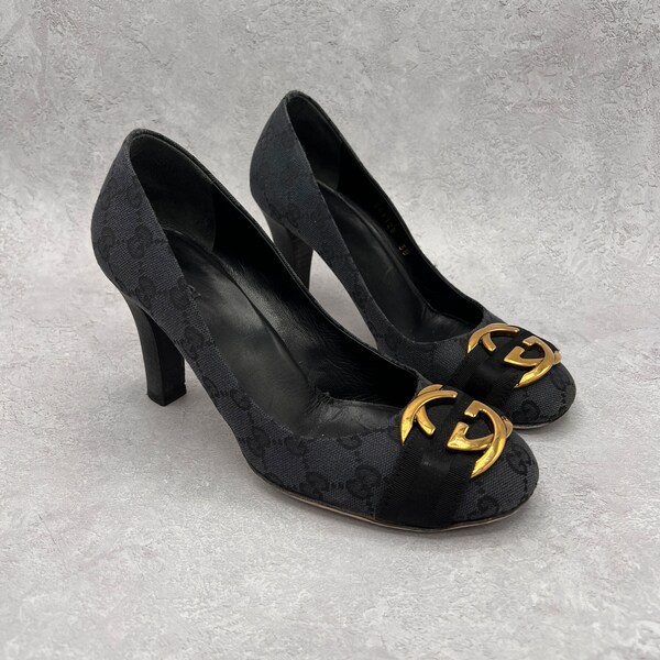 Gucci GG Heels Pumps Schwarz 38/5 Canvas Runde Zehe Logo Gold Schnalle Monogramm Schuhe Vintage Y2K authentisch