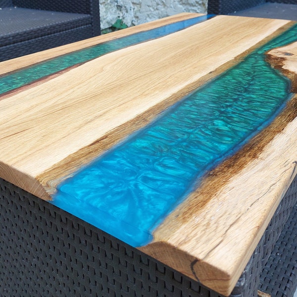 Plateau de table basse en bois et résine époxy