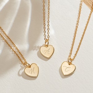 Collar de corazón grabado personalizado, collar de corazón grabado con letras, collar grabado inicial, regalo del día de las madres, colgante con nombre en forma de corazón, regalos de mamá