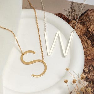 Collar con letra grande, collar con inicial grande, collar con inicial lateral, regalo para dama de honor, regalo único para ella, regalo para mamá primeriza