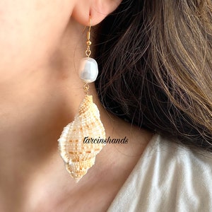 Bring the Beach Vibes Everywhere with Our Natural Seashell and Mallorca Pearl Earrings Perfect for a Shells Gift-Stud EarringsJewelry zdjęcie 2