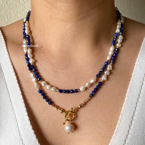 Collier multirangs en or lapis lazuli et perles d'eau douce, collier minimaliste de perles de pierres précieuses bleu marine, petits lapis lazuli