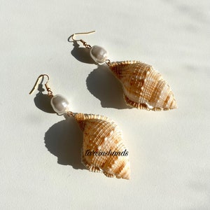 Bring the Beach Vibes Everywhere with Our Natural Seashell and Mallorca Pearl Earrings Perfect for a Shells Gift-Stud EarringsJewelry zdjęcie 3