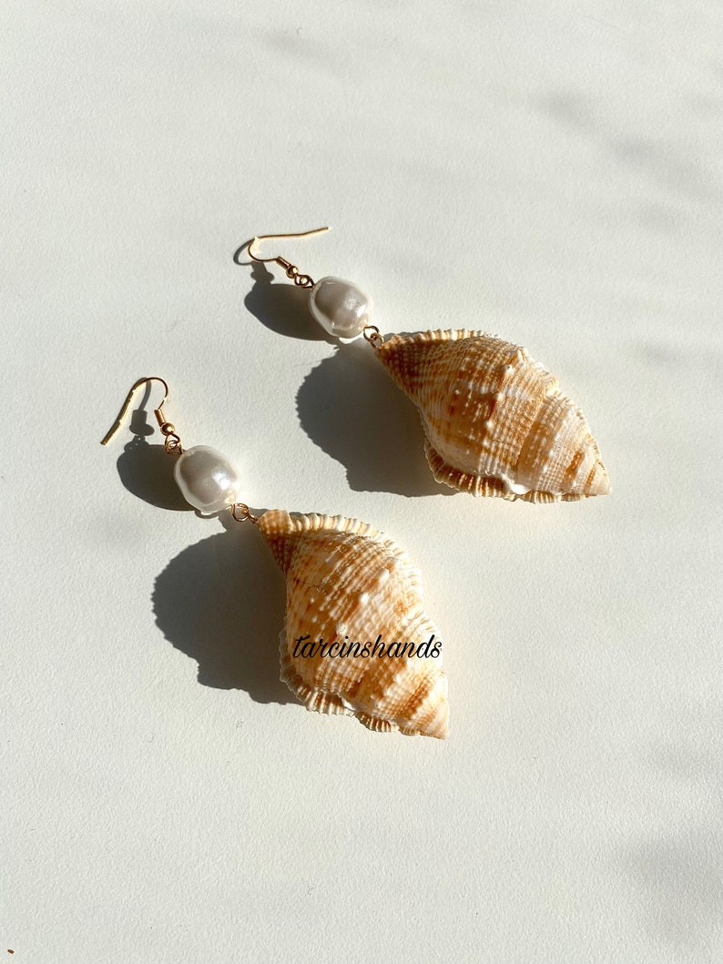 Bring the Beach Vibes Everywhere with Our Natural Seashell and Mallorca Pearl Earrings Perfect for a Shells Gift-Stud EarringsJewelry zdjęcie 3