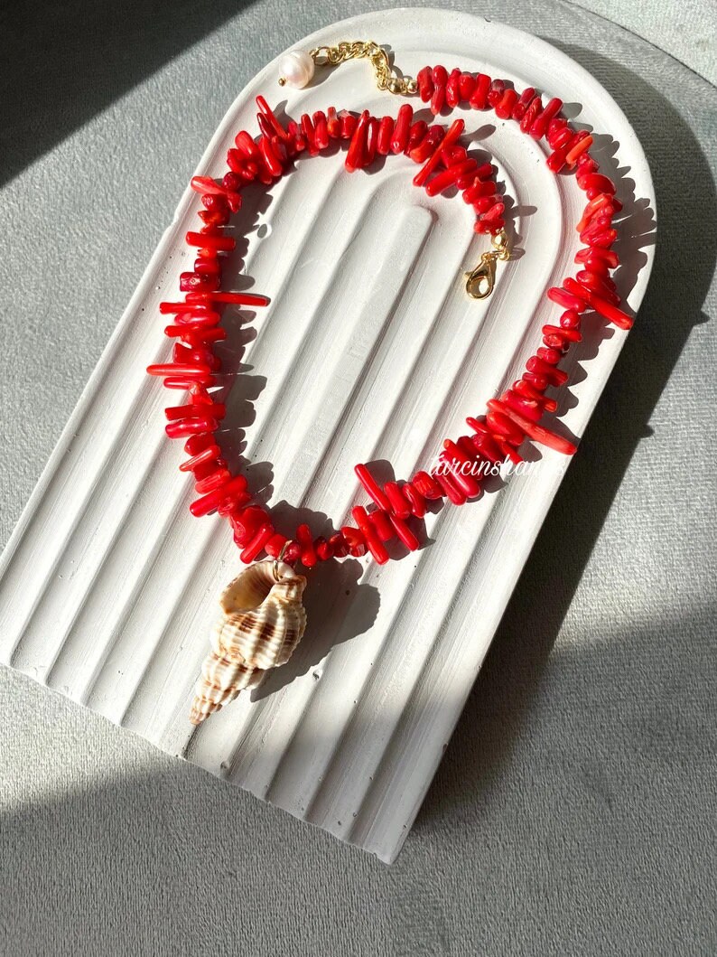 Red coral necklace with sea shell pendant , oversized shell necklace , summer jewelry , gold plated red coral necklace beaded coral necklace zdjęcie 2