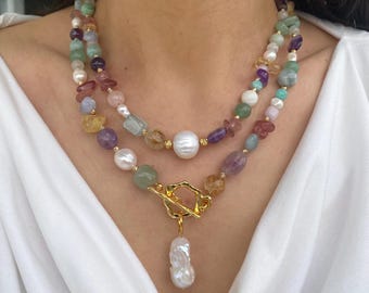 Collar de varias hebras con piedras preciosas en tonos pastel, joyería barroca con perlas y baño de oro, collar único.