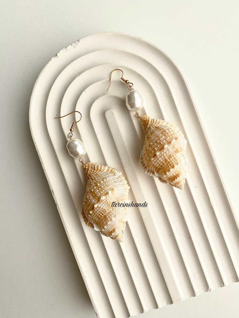 Bring the Beach Vibes Everywhere with Our Natural Seashell and Mallorca Pearl Earrings Perfect for a Shells Gift-Stud EarringsJewelry zdjęcie 5