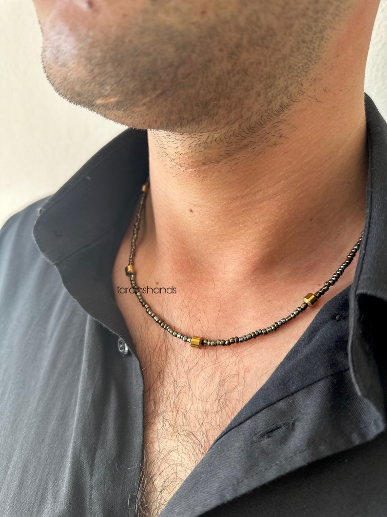 Collar de hematita de oro para hombres y cuentas de semillas que reflejan el color hechas a mano Regalo para él Collares para hombres imagen 2