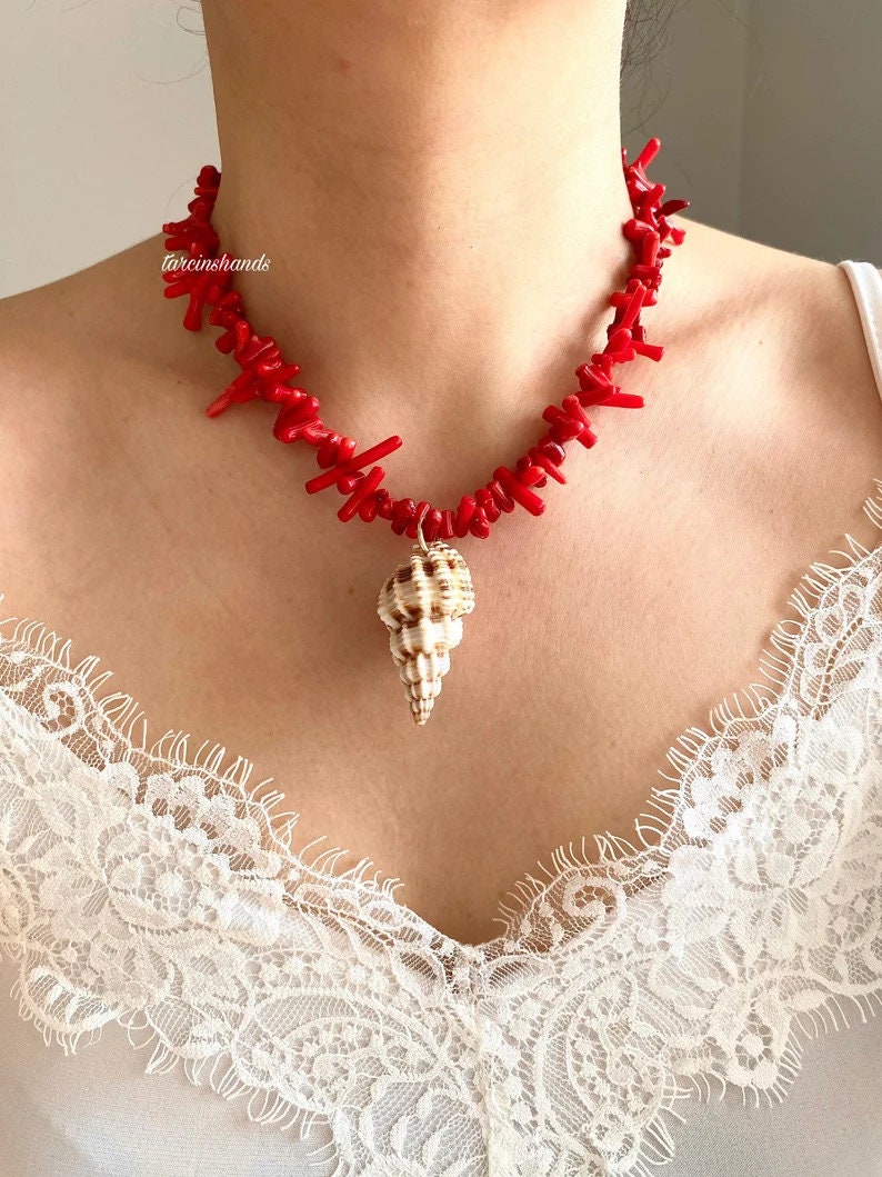 Red coral necklace with sea shell pendant , oversized shell necklace , summer jewelry , gold plated red coral necklace beaded coral necklace zdjęcie 4