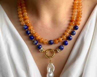 Collar de lapislázuli, ágata naranja y múltiples hebras chapado en oro con colgante de perla barroca, joyería única de piedras preciosas.